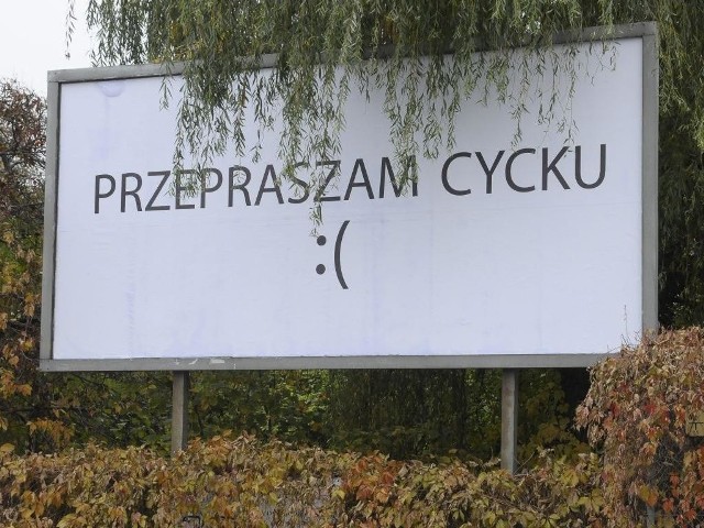 Przyznanie się do błędu czy chwyt reklamowy - i tak billboard na Leśnym przyciąga uwagę