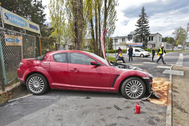 Do zdarzenia doszło w poniedziałek (2 maja) na al. Zjednoczenia w Zielonej Górze. Kierowca sportowej mazdy RX8 zmierzał al. Zjednoczenia w kierunku centrum Zielonej Góry. Kobieta jadąca przed nim toyotą, zamierzała skręcić w ul. Naftową. Mężczyzna, jechał zbyt szybko. Chcąc uniknąć zderzenia odbił w prawo, ściął latarnię i wpadł na chodnik. Samochód zapalił się. Spod maski zaczął wydobywać się dym, ale udało się stłumić ogień gaśnicami. Przód auta został kompletnie zniszczony. Kierowca mazdy dostał mandat za spowodowanie kolizji oraz punkty karne.