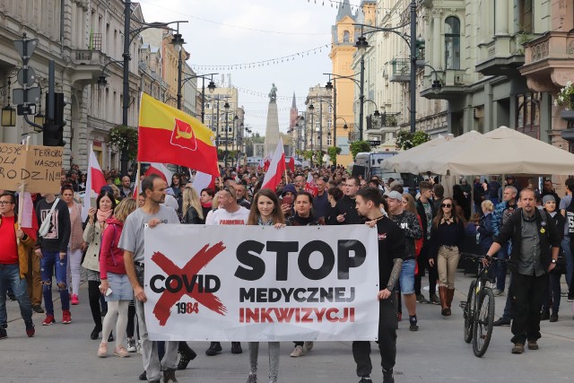 Manifestacja antycovidowców w Łodzi przeszła w sobotę ulicą Piotrkowską. Protest zgromadził łodzian nie wierzących w epidemię ko koronawirusa. Ludzie ci nie chcą nosić maseczek i domagają się zniesienia obostrzeń i ograniczeń. Podobne demonstracje odbyły się również w innych miastach Polski.