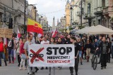 Manifestacja antycovidowców w Łodzi. Piotrkowską szedł tłum bez maseczek! Protest antycovidowców nie został rozwiązany tak jak we Wrocławiu