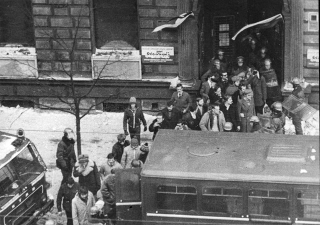 13 grudnia 1981 r., ul. Piotrkowska: milicjanci wyprowadzają opozycjonistów z siedziby Solidarności