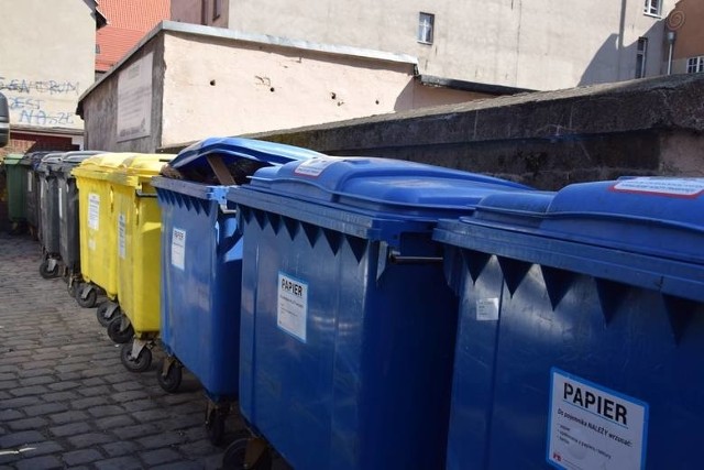 Śmietniki za Spichrzowej, która zdaniem władz Grudziądz, ma być wizytówką miasta, nadal stoją i są "atrakcją turystyczną"...