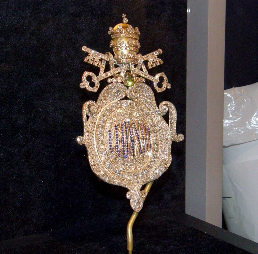 Diamentowa zapinka z imieniem papieża Leona XIII