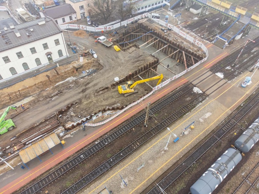 Białystok. 15 grudnia 2021. Prace rozbiórkowe pawilonów CH...