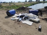 Ktoś podrzuca beczki z chemikaliami na terenie powiatu wieluńskiego. Kilkadziesiąt beczek z chemikaliami w pobliżu zbiorników wodnych