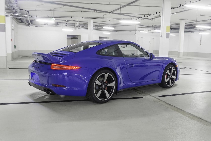 Porsche 911 GTS Club Coupe przyciąga uwagę niebieskim...