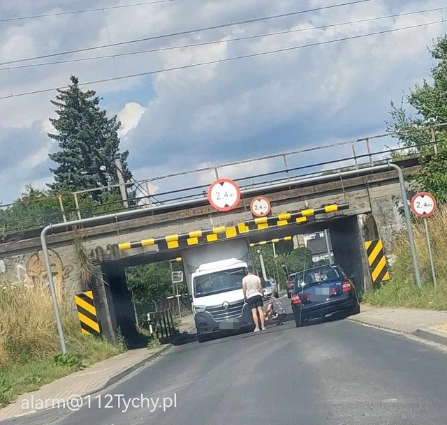 Kolejny kierowca utknął pod słynnym wiaduktem w dzielnicy Glinka w Tychach