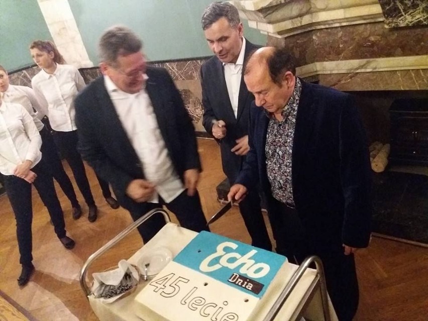 Tort na 45. urodziny „Echa Dnia” kroili trzej redaktorzy...