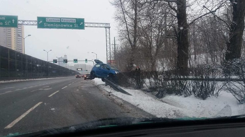 Wypadek na DTŚ w Katowicach tuż przed zjazdem do tunelu