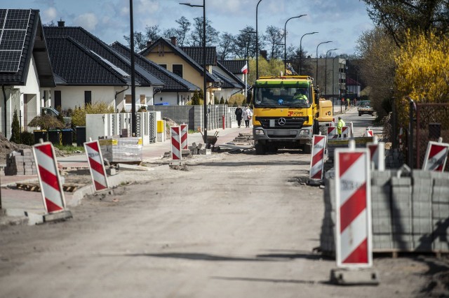 Ulica Lutyków to dość długa droga miejska w Białogardzie, z odnogami - ul. Nową, Wiejską i Kaszubską - która jest drogą „ślepą”. Można na nią wjechać tylko od strony Szosy Połczyńskiej.