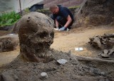 Szczątki niemieckich żołnierzy ekshumowano we Wroninie koło Kędzierzyna-Koźla. Co przy nich znaleziono?