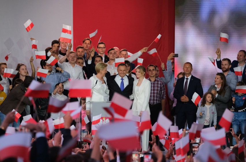 Andrzej Duda tuż po ogłoszeniu wyników drugiej tury wyborów prezydenckich. Zobacz zdjęcia!
