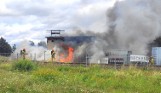 Groźny pożar w Żarach. Ogień pojawił się w zakładzie Dampol przy ulicy Serbskiej