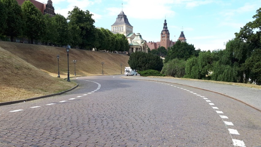 Zdjęcie radnego Marcina Pawlickiego pokazujące pusta ul....