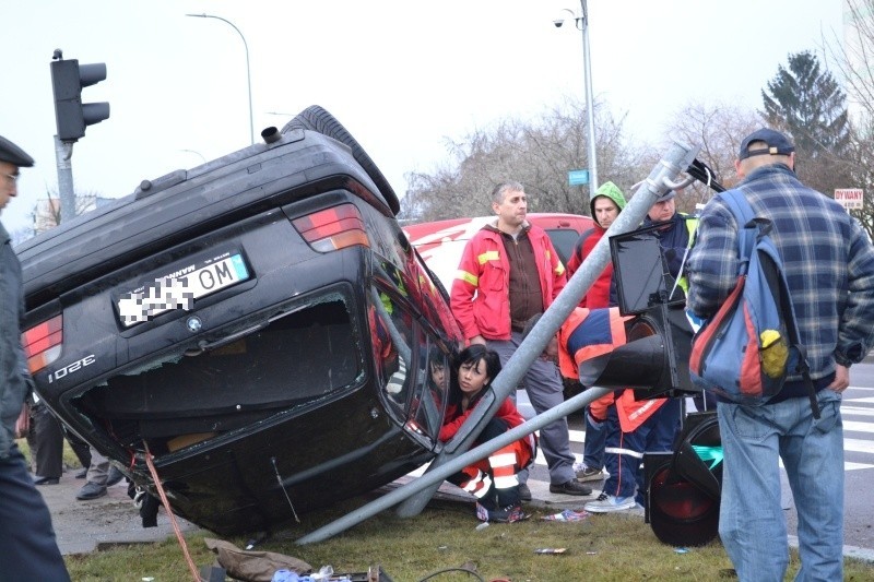 Ul. Wrocławska. Wypadek bmw. Auto dachowało (zdjęcia, wideo)