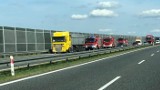 Bochnia. Pożar na autostradzie, zapaliła się naczepa ciężarówki - są utrudnienia