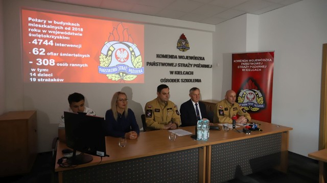 W piątek odbyła się konferencja prasowa strażaków z udziałem wojewody świętokrzyskiego Zbigniewa Koniusza.