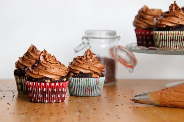 Muffiny bez wątpienia są jednymi z najpopularniejszych wypieków na całym świecie. Co ciekawe, nie miały one swojego początku w Stanach Zjednoczonych, a w Anglii. Były robione przez biedniejsze osoby, głównie służbę, która wykonywała je z resztek jedzenia serwowanego wyższym sferom. Dziś mamy Światowy Dzień Muffina, więc to idealny moment na zrobienie tych pyszności! Najlepsze przepisy poznasz w naszej galerii. ▶▶