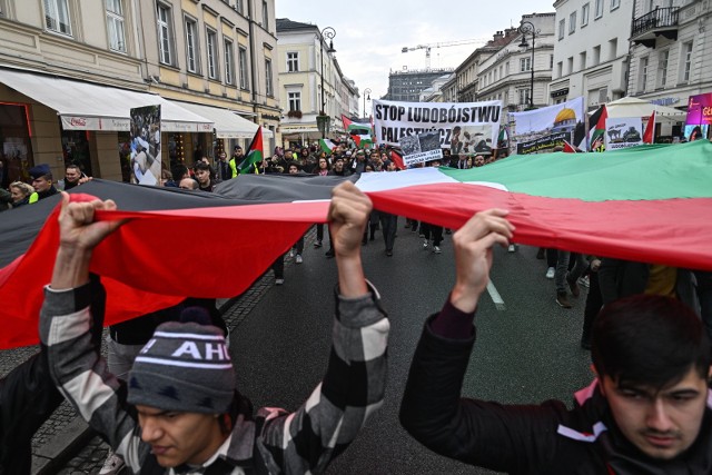 Marsz „Solidarni z Palestyną” organizowany przez Czerwoni – Mazowsze w Warszawie. WUM reaguje na antysemicki transparent swojej studentki