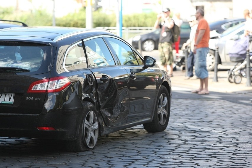Wrocław: Dwa samochody zderzyły się na ul. Kołłątaja (ZDJĘCIA)