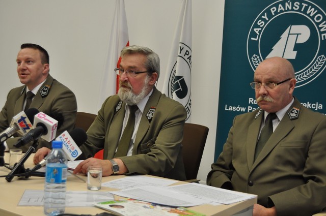 Konferencja w RDLP Szczecinek poświęcona zagrożeniom pożarowym - od lewej rzecznik LP Marek Stasiuk, dyrektor Andrzej Modrzejewski i Wiesław Kostrzewa, szef ochrony ppoż. LP