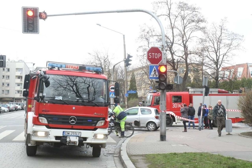 Wypadek na Wyszyńskiego. Jedna osoba jest ranna