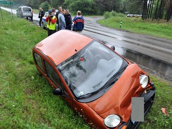 Siła uderzenia zepchnęła małego matiza do rowu. 