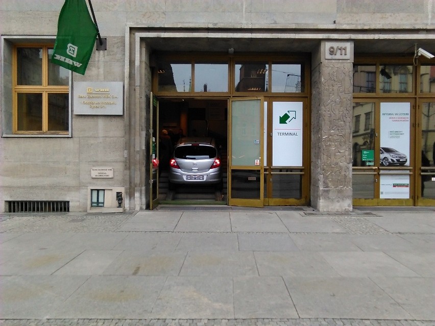 Wrocław: Opel corsa wjechał do banku na Rynku (ZDJĘCIA, FILM)