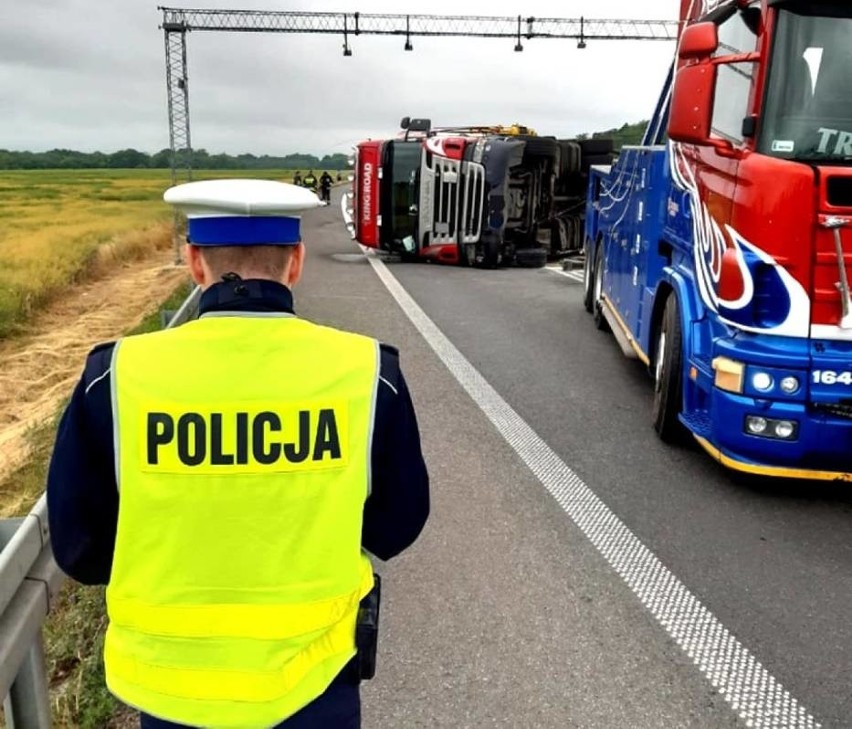 Samochód ciężarowy przewrócił się pod Pniewami. Droga 92...