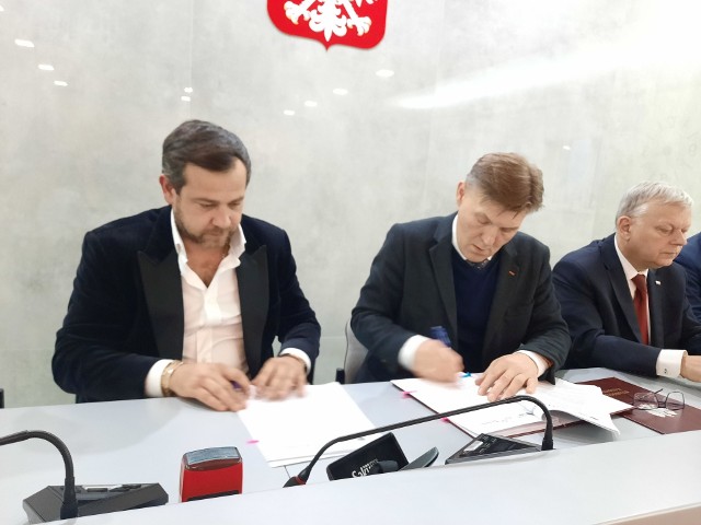 Umowę podpisali Marcin Dróżdż, prezes firmy Dromar, która jest wykonawcą inwestycji (z lewej) oraz Waldemar Trelka, starosta radomski.