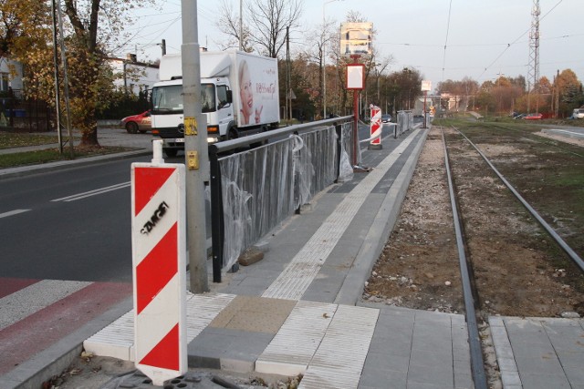 Pasażerowie MPK, oczekujący na tramwaje linii numer 3 na  Warszawskiej, mają do dyspozycji wyjątkowo wąskie perony