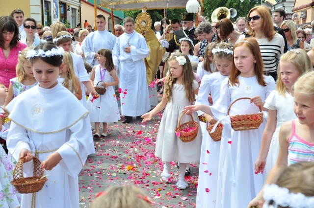 Dzieci przed kapłanem niosącym hostię sypały płatki kwiatów. Według organizatorów w miejskiej procesji w Tarnobrzegu udział wzięło ponad dwa tysiące osób.
