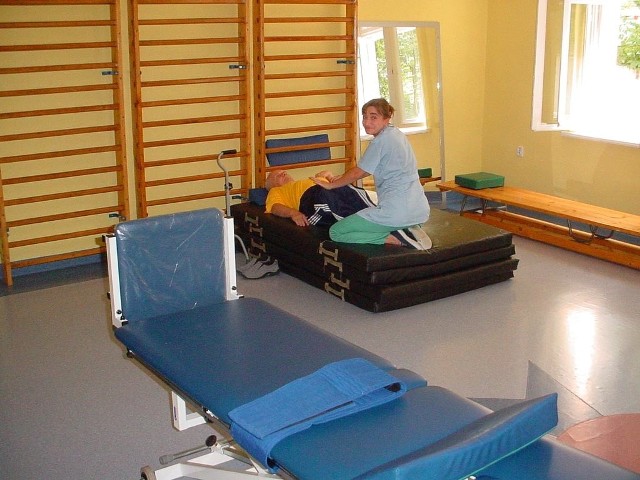W tej chwili w szpitalu w Zawadzkiem funkcjonuje tylko oddział rehabilitacji neurologicznej. Na zdjęciu: rehabilitantka Barbara Hasterak.