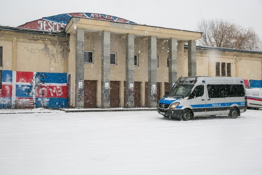 Kraków. Rewizje u działaczy Wisły. Dlaczego śledczy wkroczyli tak późno?