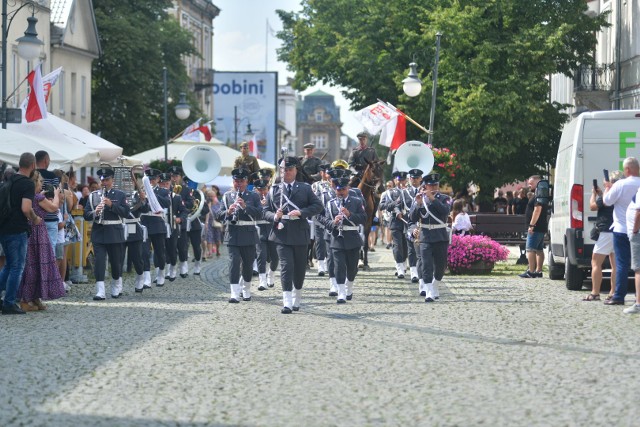 Musztra paradna na placu Corazziego w Radomiu odbyła się 15 sierpnia. Zobaczcie zdjęcia na kolejnych slajdach.