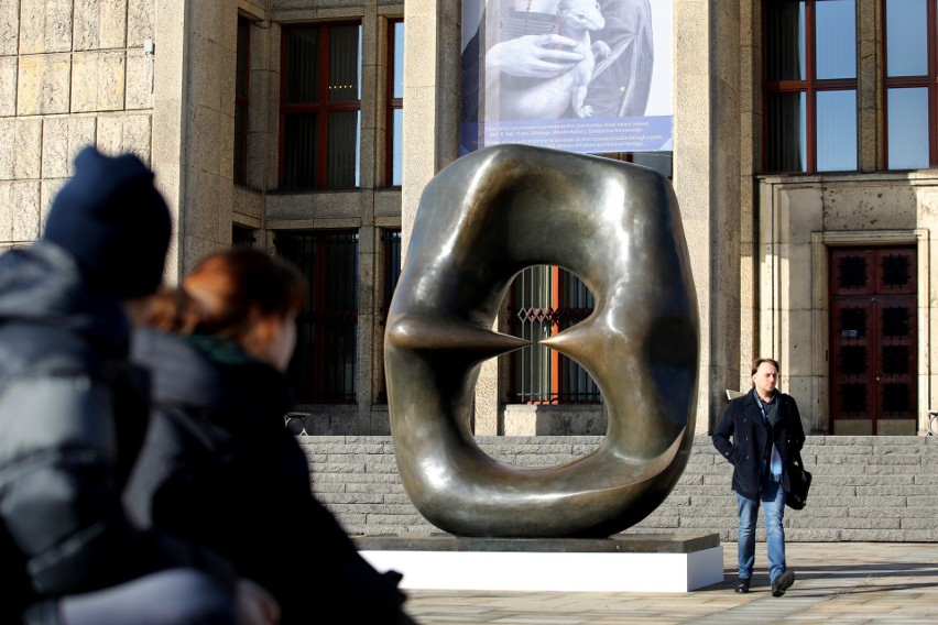 Rusz się, wzrusz się. Moore przed murami Muzeum Narodowego [ZDJĘCIA]