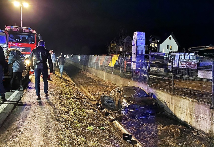 Wypadek na DK 28 w Zamieściu. Auto kompletnie rozbite, dwie osoby ranne