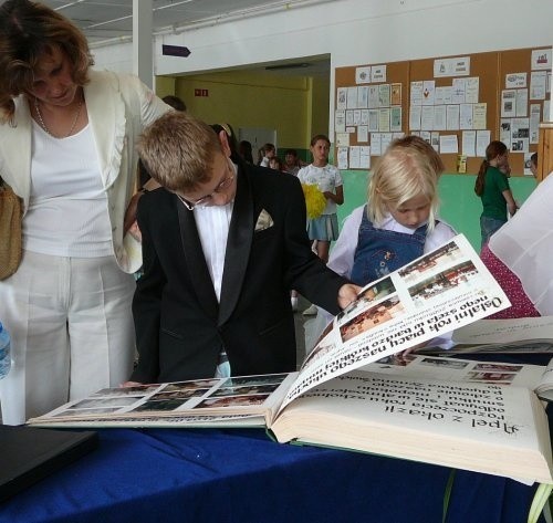 Obecni i byli uczniowie, a także nauczyciele, mieli w piątek okazję zaglądnąć do szkolnych kronik. Niektórzy znaleźli tam swoje zdjęcia.