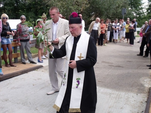 Most poświęcił, nietypowym kropidłem, ks. Zygmunt żukowski