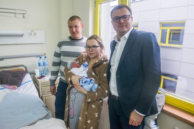 Prezydent Radomia Radosław Witkowski w poniedziałek rano odwiedził pierwszego, urodzonego w tym roku radomianina Filipa i jego rodziców.