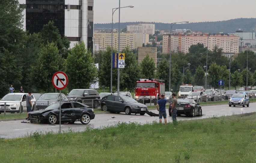 Wypadek w Kielcach. Roztrzaskane trzy auta na alei Solidarności 