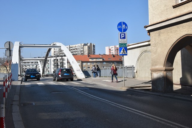 Wymianę ciągów pieszo-rowerowych na Moście Piastowskim rozpoczęto jesienią 2020 r. Prace trwały również w 2021 r. Wymieniono nawierzchnię na obu chodnikach: północnym i południowym.