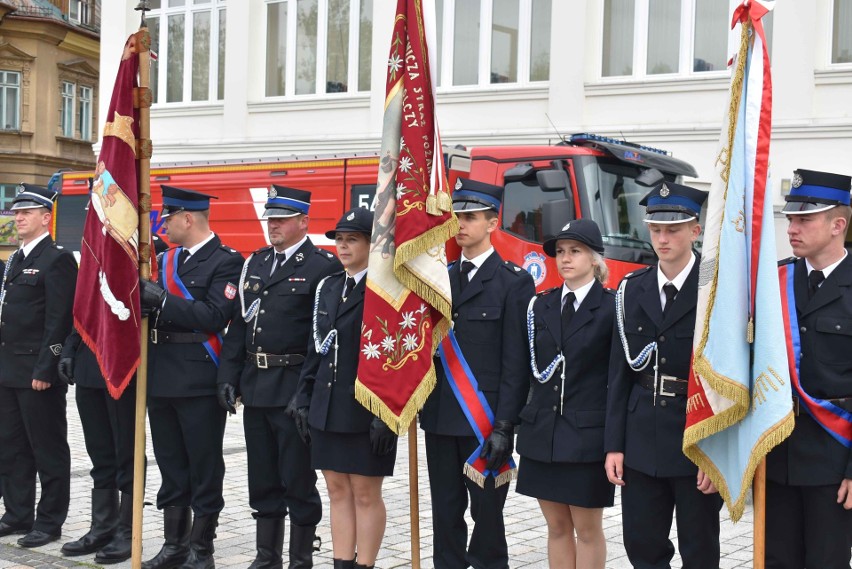 W trakcie uroczystości strażacy zostali odznaczeni medalami,...