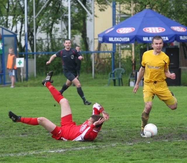 Piłkarze Freskovity (czerwone stroje) muszą się podnieść po porażce z LKS Nieciecza i poszukać punktów w meczu z Jeziorakiem