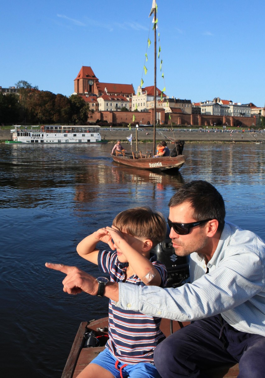 Toruńscy Flisacy proponują rejsy tradycyjną łodzią po Wiśle