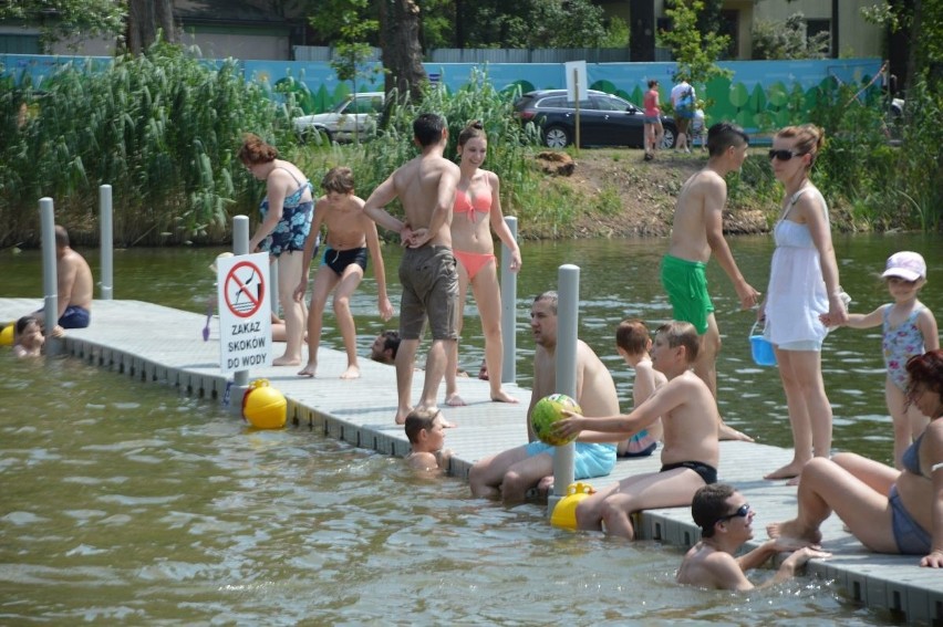 Wrocławianie wypoczywają na darmowym kąpielisku przy ul....