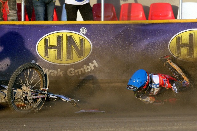 Szwed Peter Ljung wygrał Zooleszcz DPV Logistic Indywidualne Mistrzostwa eWinner 1. Ligi Żużlowej, które w poniedziałek rozegrano w Bydgoszczy. Na najniższym stopniu podium stanął David Bellego z Abramczyk Polonii. Niewiele jednak brakowało, by zawody skończyły się tragicznie dla Francuza. W 16. wyścigu miejsca przy płocie reprezentantowi gospodarzy nie zostawił Adrian Gała (Start Gniezno). Wypadek Bellego wyglądał koszmarnie. To cud, że nic poważnego mu się nie stało  ZOBACZ UJĘCIA KLATKA PO KLATCE >>>>>>