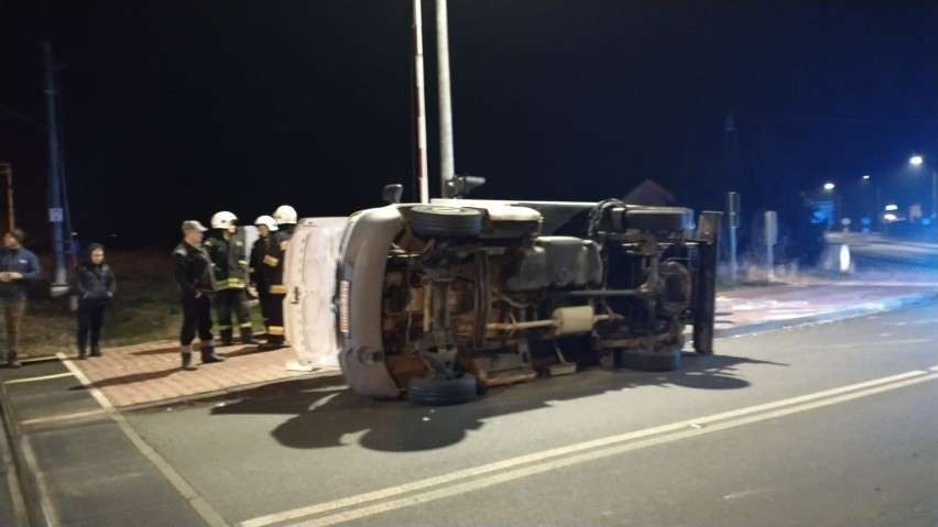 Wypadek na przejeździe kolejowym w Drzewicy. Auto przewróciło się na bok 