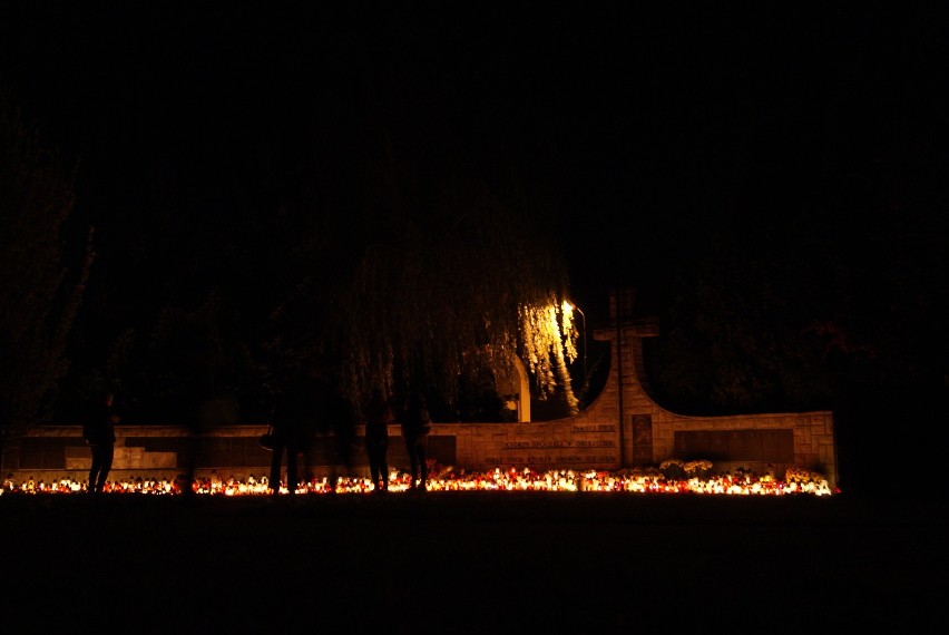 Cmentarz komunalny w Rybniku nocą