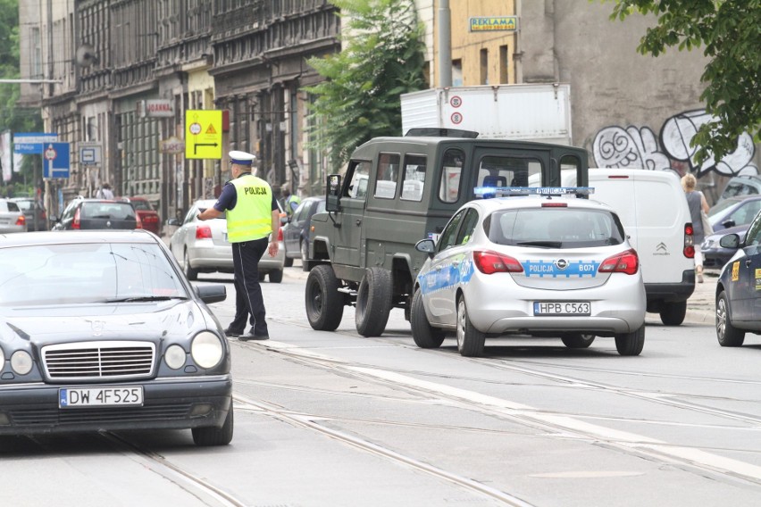 Wrocław: Audi staranowało wojskowego honkera